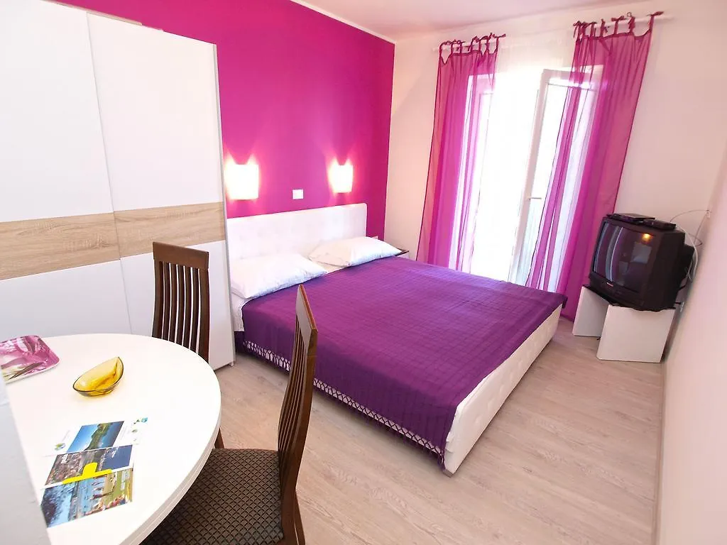 Apartments Vesna 1000 Pula 0*,